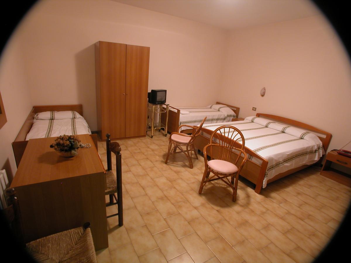 Albergo-Ristorante"Parco Alle Noci"Tra La Cascata Delle Marmore,Labro E Valle Santa Di S Francesco Rivodutri Bagian luar foto